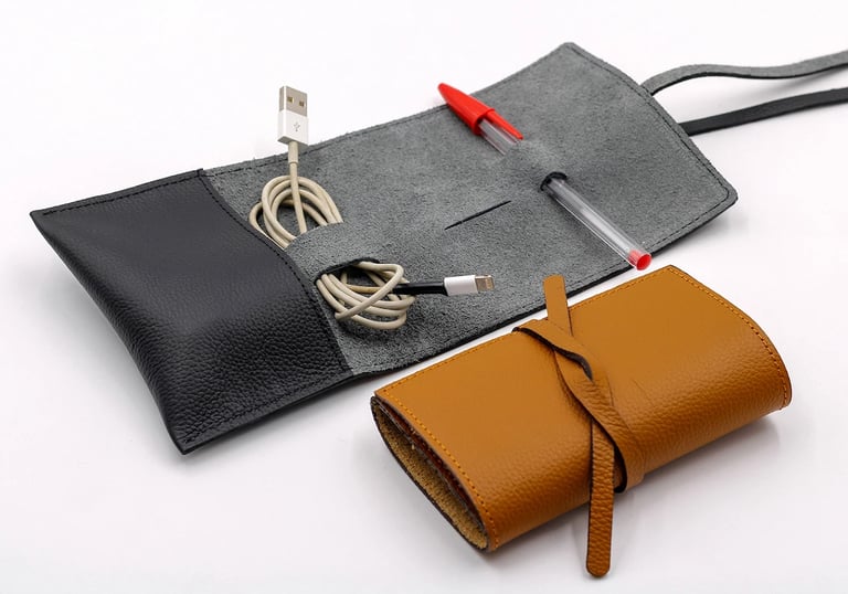Porta Tech de cuero para cargar cargadores y extensiones tecnicas por Heros Leather