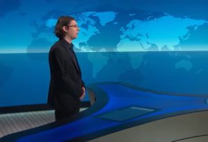 Ein Mann im Anzug in einem Fernsehstudio