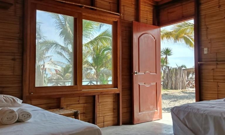 Una vista desde la cama de un bungalow