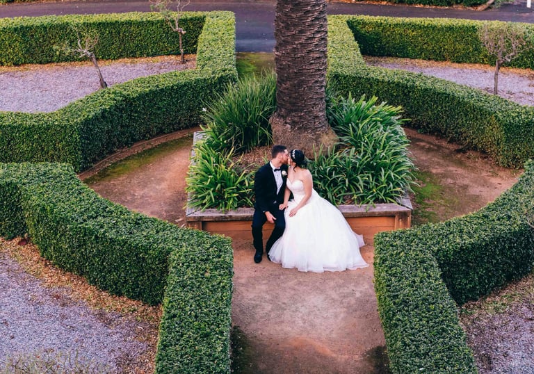 Couple mariage dans assis dans un jardin d'un lieu de reception. Holy-Planner mariages intimi