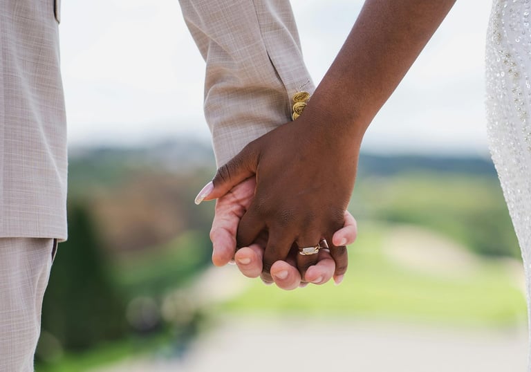 Couple métisse qui se donne la main : Holy-Planner