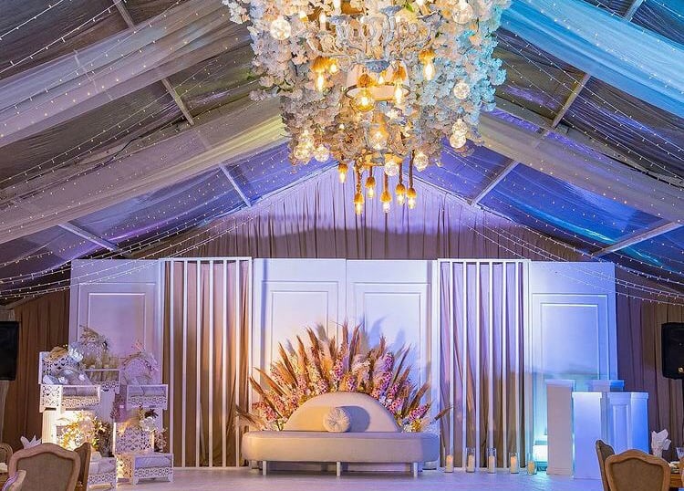 a wedding reception table with a throne throne and throne