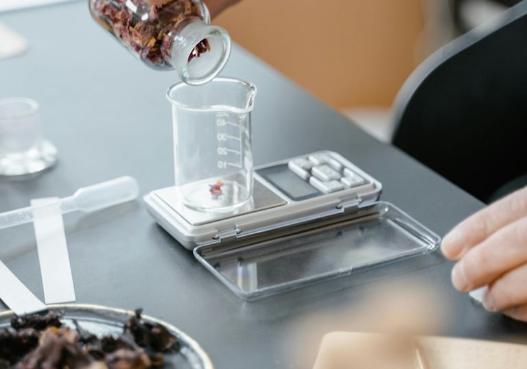 une mano pesando polvos de plantas en un laboratorio