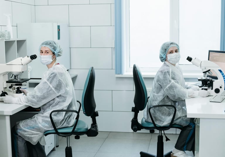 dos personas en un laboratorio