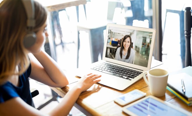 Mujer recibe retroalimentación en sesión de terapia online.