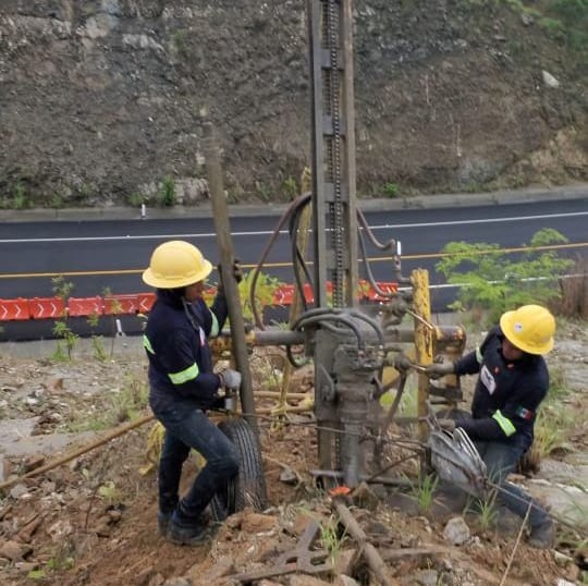 Instalación de anclas activas y pasivas en obra geotecnica con equipo especializado.