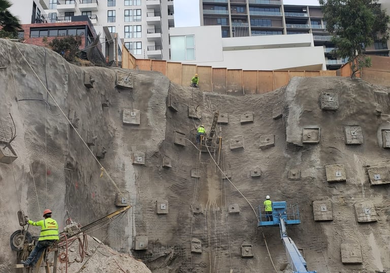 trabajadores realizando anclaje y concreto lanzado