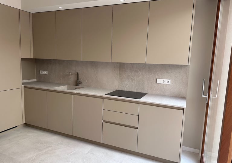 Reforma integral de cocina en Mallorca con diseño funcional y materiales de primera calidad