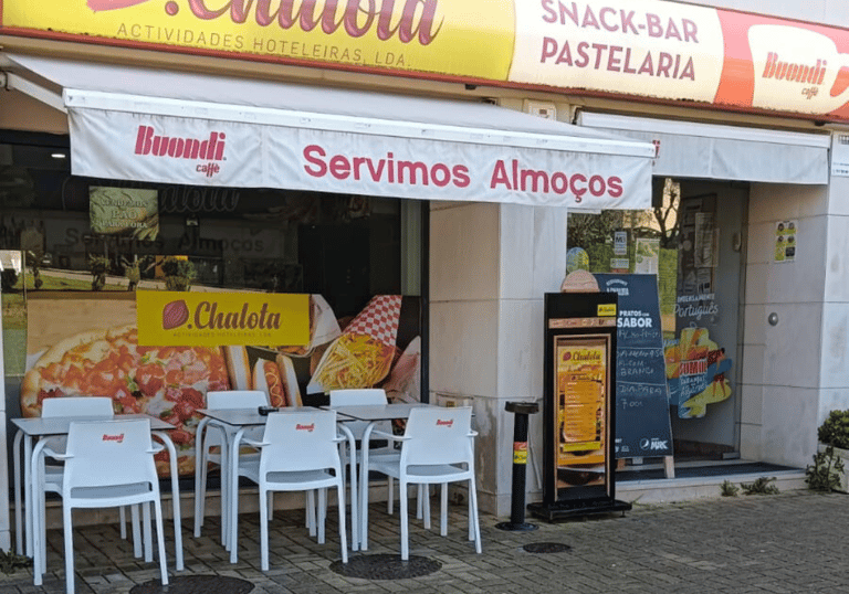um restaurante com uma grande placa que diz chalota, localizado na bobadela