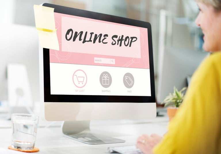 Emprendedora contenta con su página de tienda online velozmente.