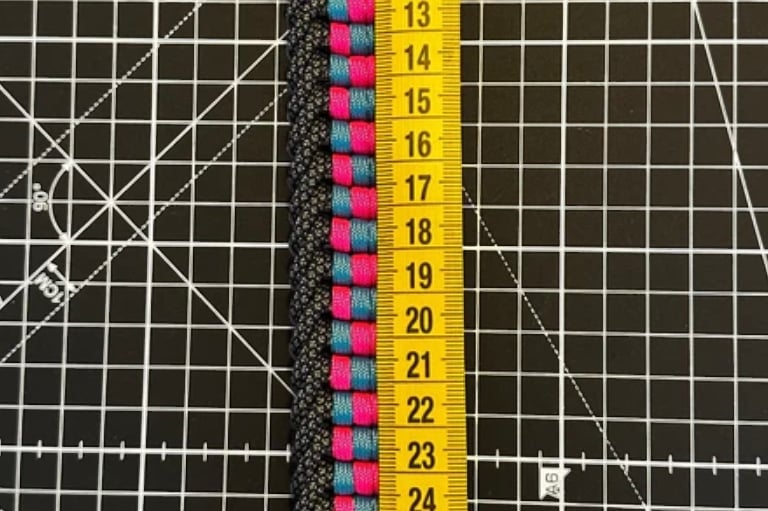 Collar de paracord medido con cinta métrica flexible