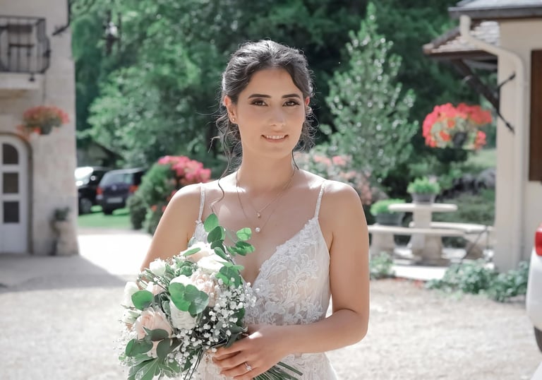 jeune mariée brune tenant un bouquet de fleurs