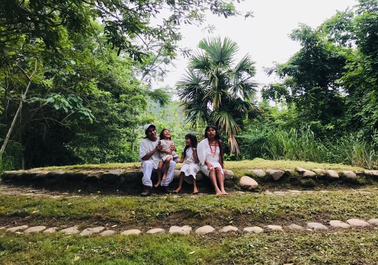 Indigenas Kogui de la Sierra Nevada de Santa Marta en el rio don Diego y Taironaka Eco Hotel