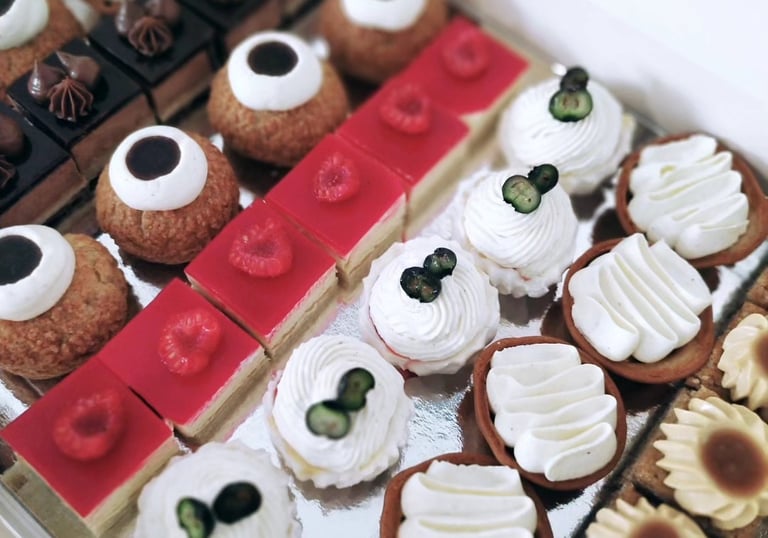 Plateau de mignardises artisanales sucrées et salées, idéal pour réceptions et événements
