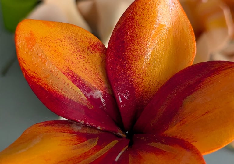 Frangipanier rouge-orange, création artisanale par Marion Guizzardi, artiste et créatrice, Montpellier.