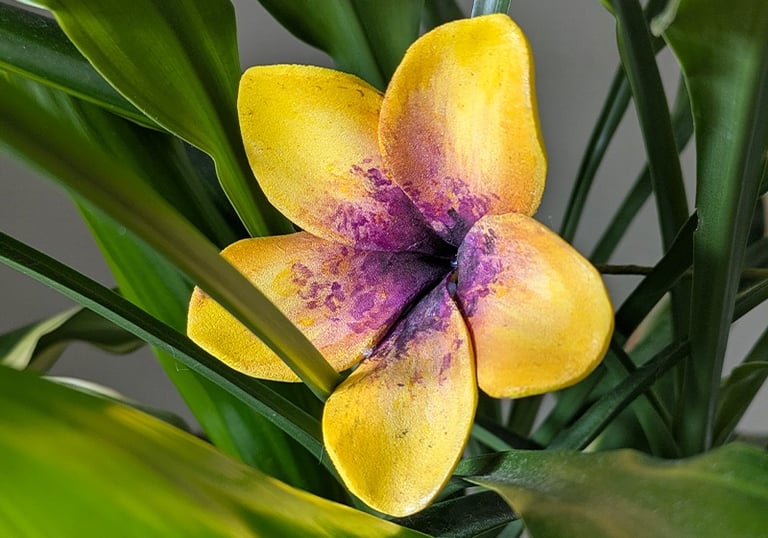 Fleur de frangipanier jaune aux détails violets, création faite main par Marion Guizzardi, artiste et créatrice, Montpellier