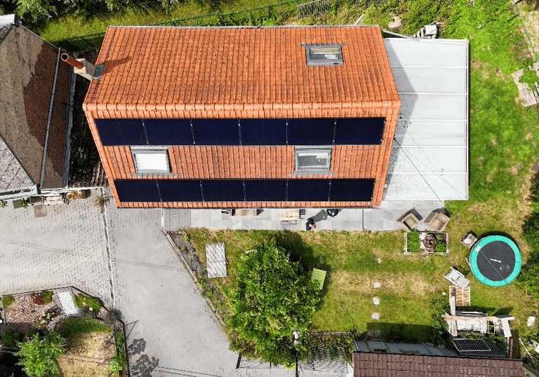 Luchtfoto van een gebouw genomen met een drone voor vastgoedinspectie en analyse