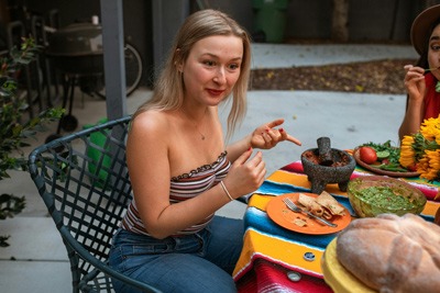 une femme questionne sur le CBD