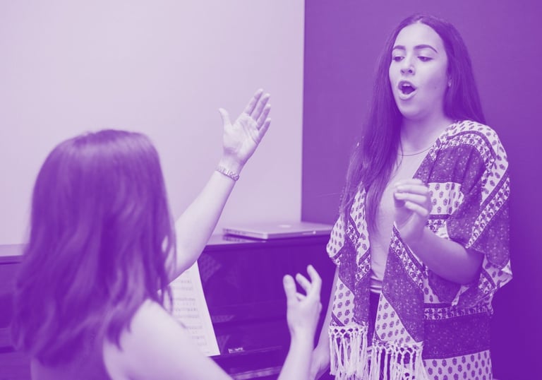 Mujer en clases de canto con maestra