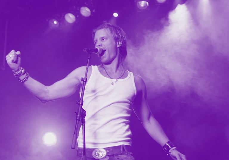 Hombre cantando expresivamente en el escenario