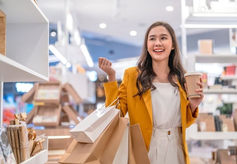 imagem de uma menina fazendo compras