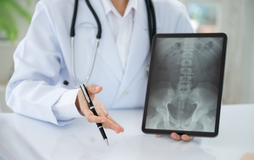 Legitimerad vårdgivare som förklarar röntgenresultat.