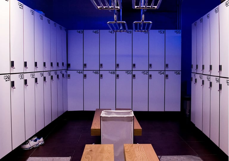 un vestiaire avec des casiers et des armoires