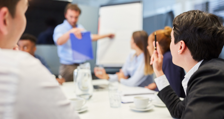 Wykład na kursie korekcji racic, prowadzący omawia temat dla grupy uczestników.