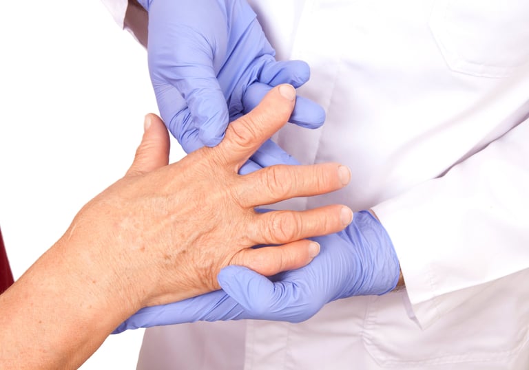 terapeuta valorando paciente con artritis en novocen