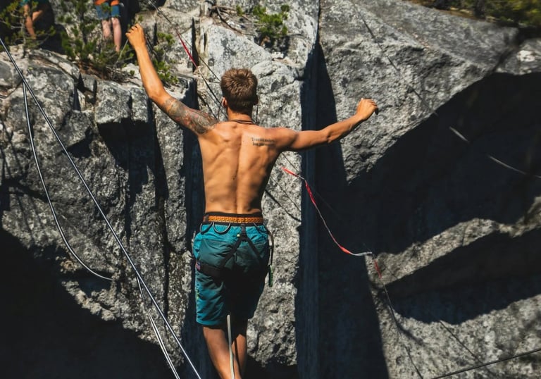 Personne en équilibre sur slackline, aspect bien-être physique de la kinésiologie