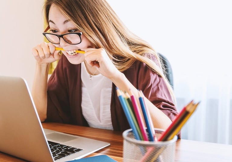 étudiante qui morde son crayon de stress, apsect optimisation des apprentissages par la kinésiologie