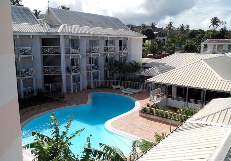 "Transformation de l'Hôtel Saint Georges en Guadeloupe en un établissement 4 étoiles par Quintessence Hospitality, offrant un