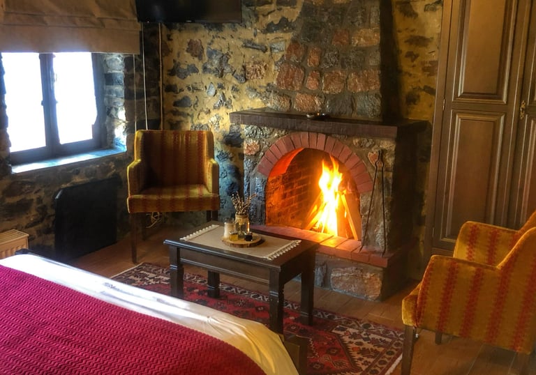 δωμάτιο με τζάκι στον παλιό άγιο Αθανάσιο