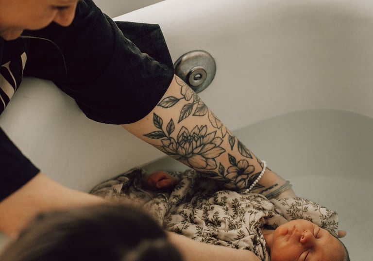 bain enveloppé bébé avec sa maman