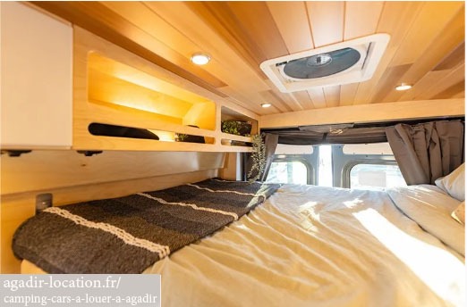 fourgon aménager  Lit double confortable doublé de coussins moelleux pour des nuits paisibles