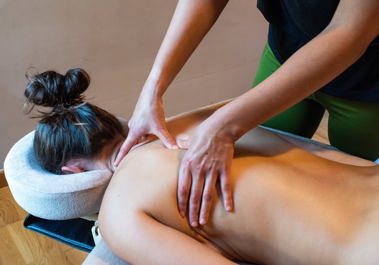 Massage du dos avec les pouces femme allongée sur le ventre