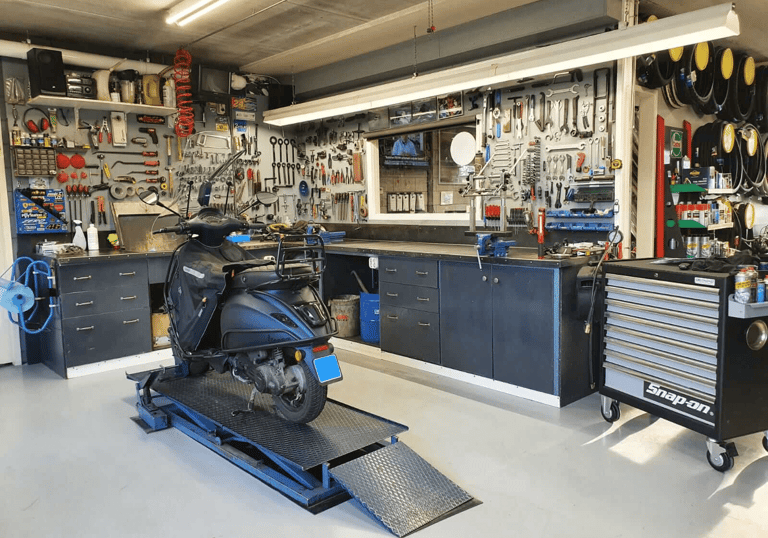 De werkplaats van Otto's Tweewielershop.