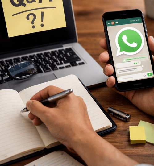 Persona usando WhatsApp y tomando notas en un escritorio, representando asesoría básica y resolución