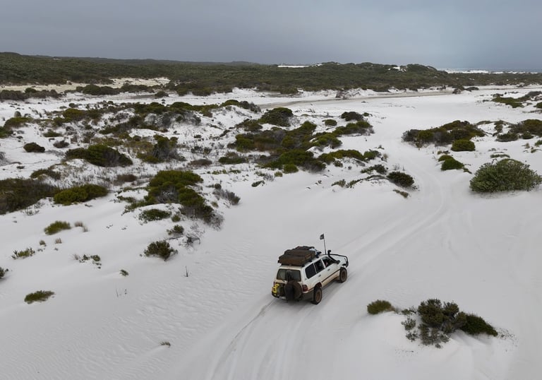 4WD voertuig rijdt offroad door de duinen in west australie