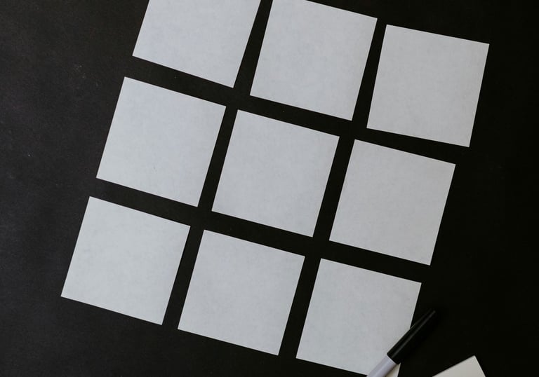 Vor schwarzen Hintergrund liegen 9 Post-Its zu einem Quadrat angeordnet.