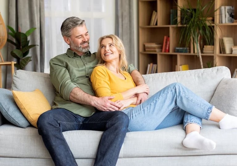 Couple satisfait du nettoyage de leur canapé par ClairÔMax