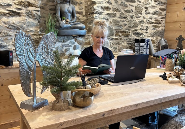 Edyta Vorilhon au sein de son cabinet.