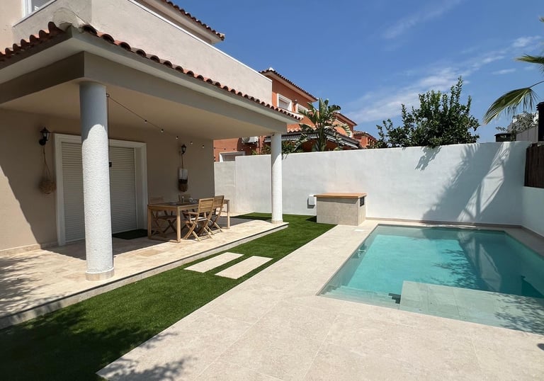 Piscina terminada junto a zona de comedor y terraza exterior en chalet de Valencia