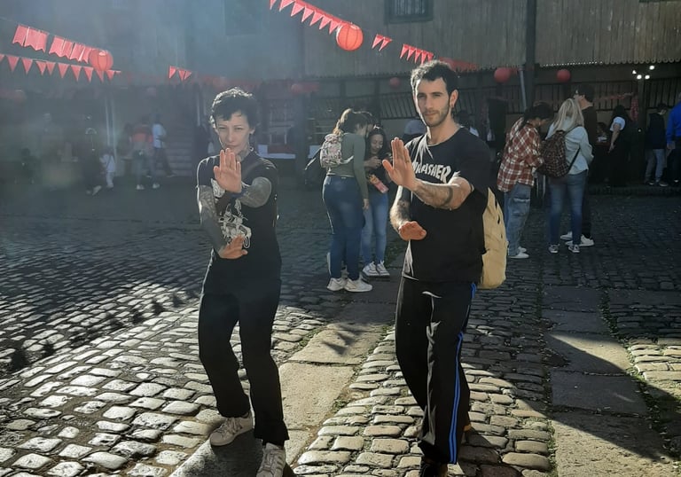 2 profesores de kung Fu en postura SanTi durante la feria marcial en Argentina