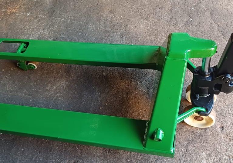 Uma paleteira verde pintada reformada