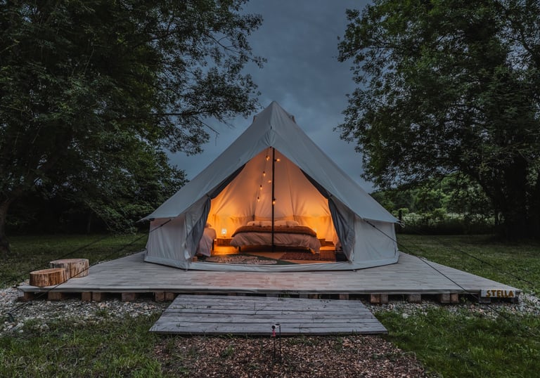  une tente Airbnb avec un lit au milieu