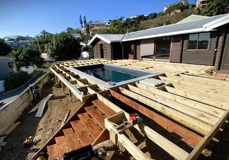 Pieux vissés supportant une grande terrasse en bois.