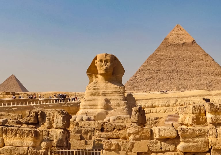 famosa de Giza es la Gran Pirámide de Giza, una de las Siete Maravillas del Mundo Antiguo. La pirámide, construida hace más d