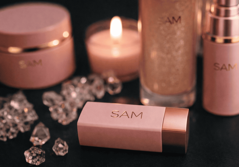 Labial e iluminador SAM Cosméticos en presentación elegante y sofisticada.