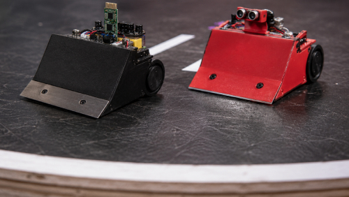 Robots de sumo compitiendo en una pista